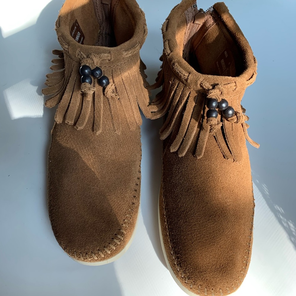 Minnetonka zippered fringed booties size 8
